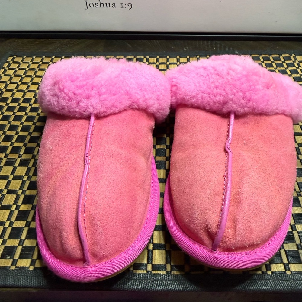 UGG Pink Women's Slippers SZ 6- Box 15